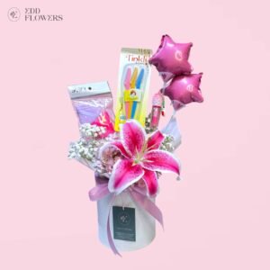 Box Floral Skincare con lirio rosado y productos de maquillaje