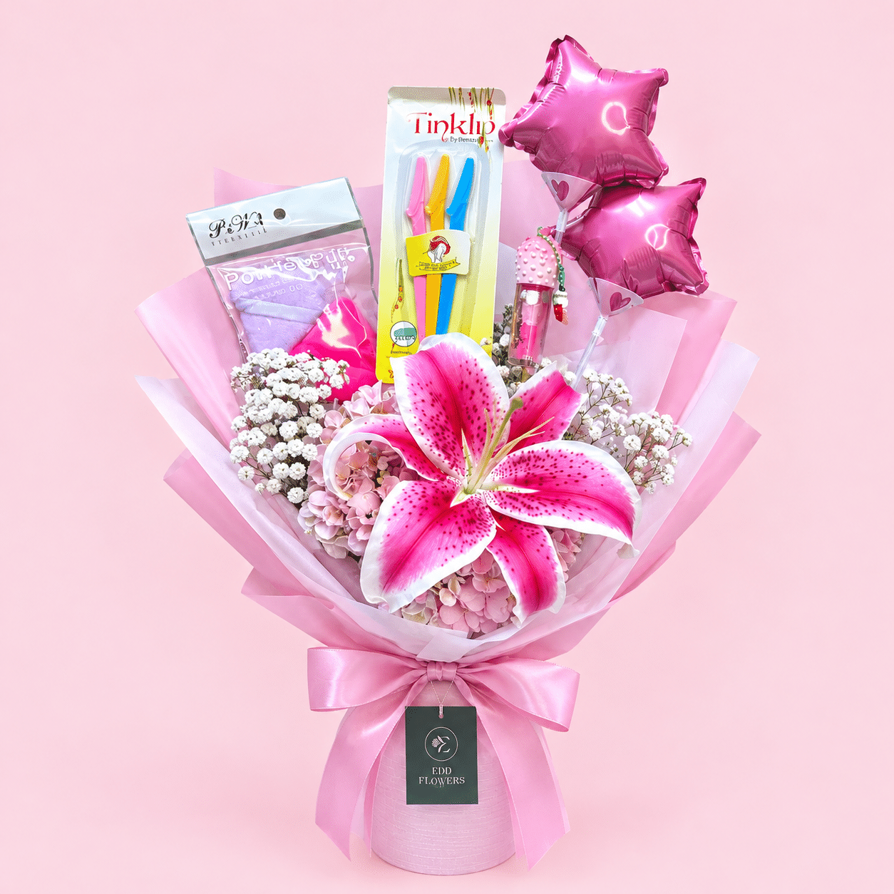 Ramo de flores rosadas con lirio, hortensias, maquillaje y dos globos estrella de Edd Flowers.